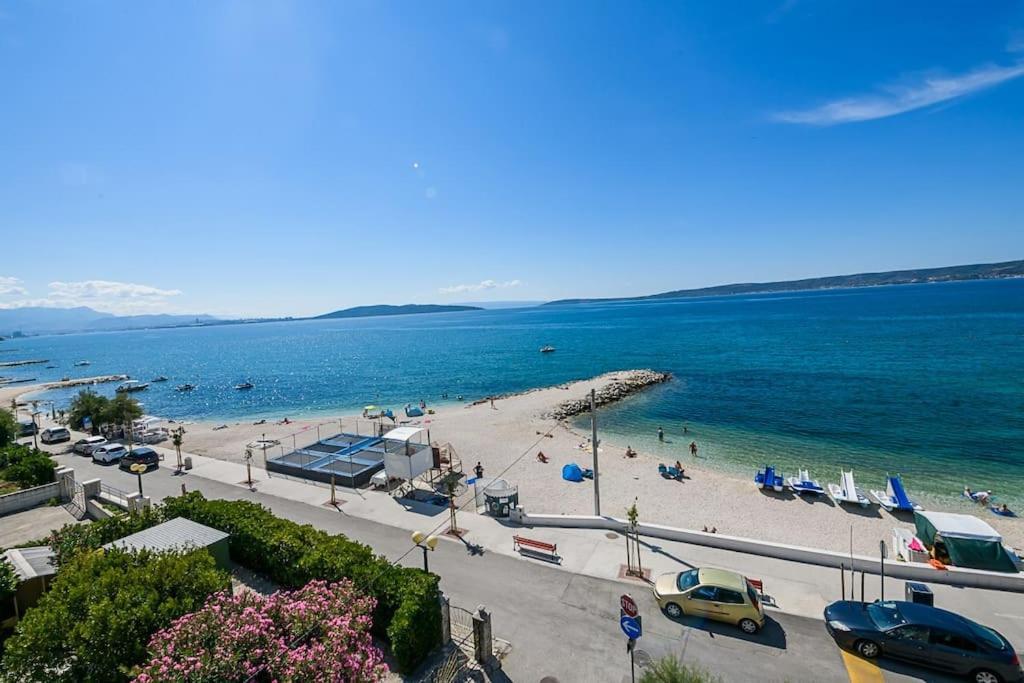 Stunning Beachfront Apartment With Roof Terrace Kaštela Exterior foto